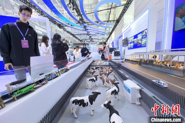 Тяньцзиньде 2024 Д?ниеж?з?л?к к?с?пт?к ж?не техникалы? б?л?м беруд? дамыту конференциясы басталды