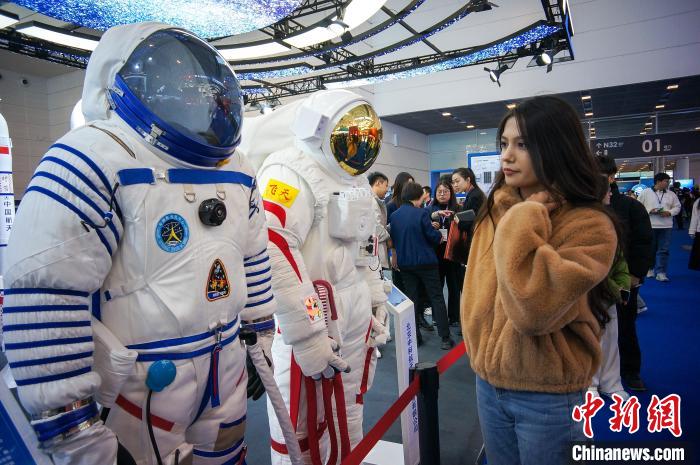 Тяньцзиньде 2024 Д?ниеж?з?л?к к?с?пт?к ж?не техникалы? б?л?м беруд? дамыту конференциясы басталды