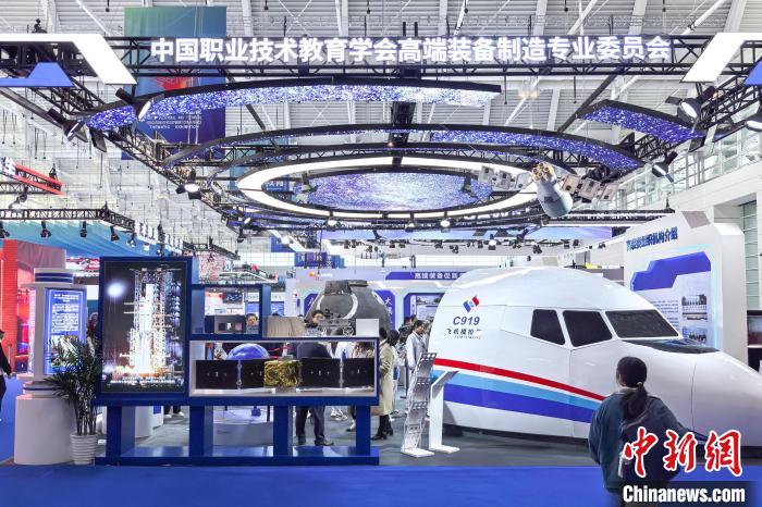 Тяньцзиньде 2024 Д?ниеж?з?л?к к?с?пт?к ж?не техникалы? б?л?м беруд? дамыту конференциясы басталды