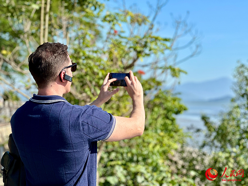 Шэньчжэнь шы?ана?ында?ы жыл ??старыны? жер?йы?ы Шэньчжэнь экологиясы мен урбанизациясыны? тамаша интеграциясын к?рсетед?