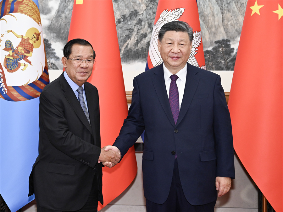 Си Цзиньпин Камбоджа халы?ты? партиясыны? т?ра?асы, Сенат т?ра?асы Самдеч Течо Хун Сенмен кел?сс?з ж?рг?зд?