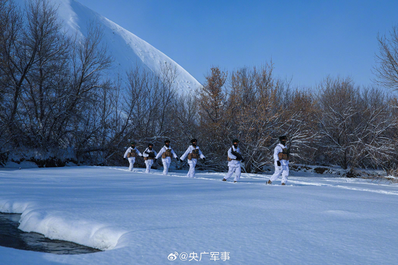 Шекарашылар моторлы шанамен шекара к?зет?нде