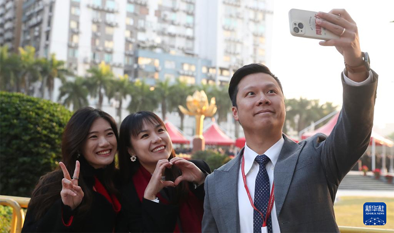 Аомэньны? отан?а орал?анына 25 жыл толуына орай мемлекет туын к?теру р?с?м? салтанатты? ?тт?