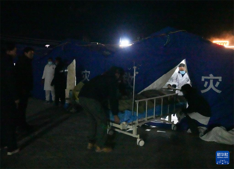 Сицзан Динжи ауданында?ы жер с?лк?н?с? салдарынан 126 адам ?аза тауып, 188 адам жара?ат алды