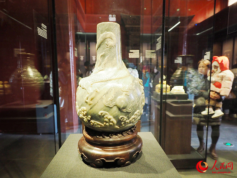 Гугун м?ражайыны? 100 жылды?ына арнал?ан ал?аш?ы к?рме -- Хотан нефрит к?рмес?