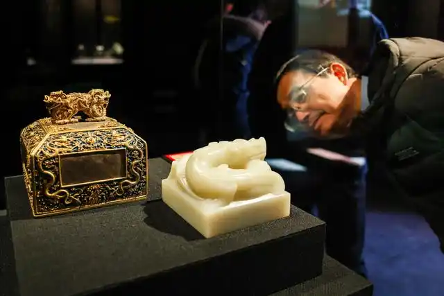 Гугун м?ражайыны? 100 жылды?ына арнал?ан ал?аш?ы к?рме -- Хотан нефрит к?рмес?