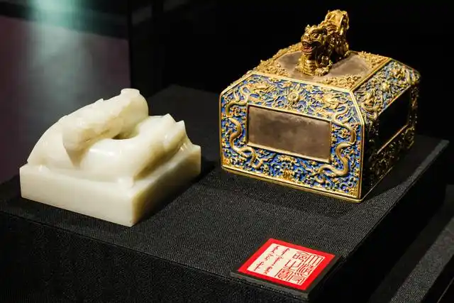 Гугун м?ражайыны? 100 жылды?ына арнал?ан ал?аш?ы к?рме -- Хотан нефрит к?рмес?