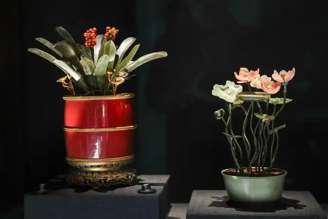 Гугун м?ражайыны? 100 жылды?ына арнал?ан ал?аш?ы к?рме -- Хотан нефрит к?рмес?