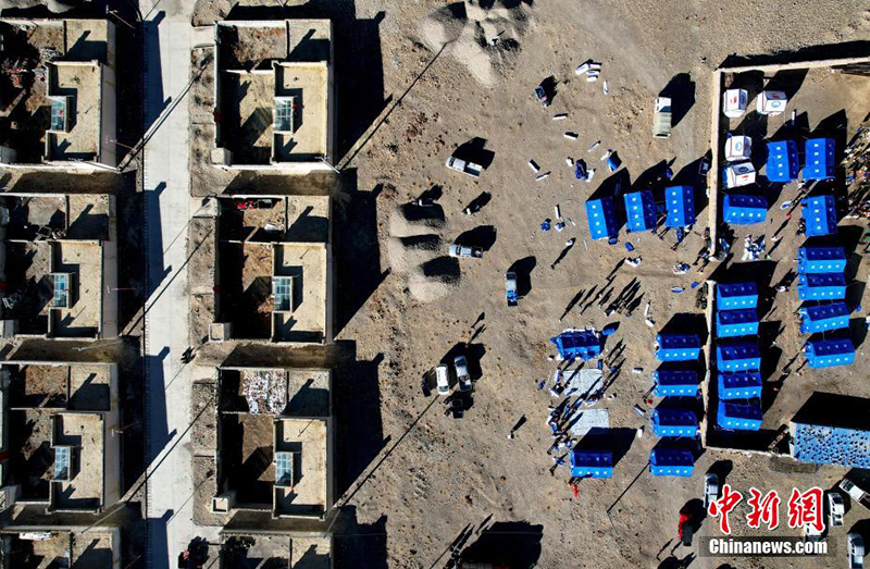 Сицзан Динжиде ??т?арушылар зардап шеккендерд? орналастыру ?ш?н шатырлар т?кт?