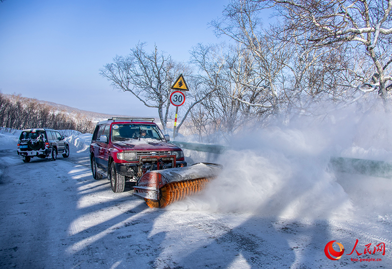 К?л?к ?атынасыны? ?олайлы?ы ?ш?н Цзилиньдег? Чанбай тауыны? к?ркем айма?ы ?ардан тазартылып жатыр