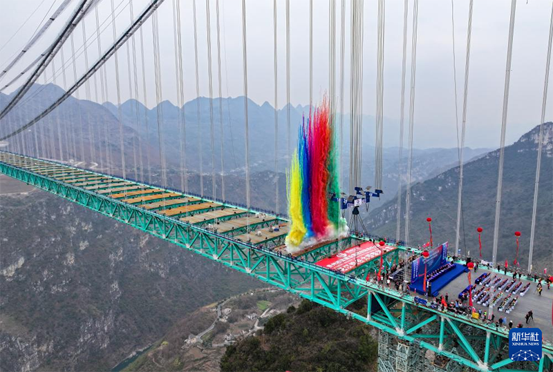 Гуйчжоуда ?лемдег? е? би?к ?лкен к?п?р Хуацзян шат?алы к?п?р? с?тт? жал?анды