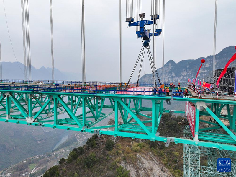 Гуйчжоуда ?лемдег? е? би?к ?лкен к?п?р Хуацзян шат?алы к?п?р? с?тт? жал?анды