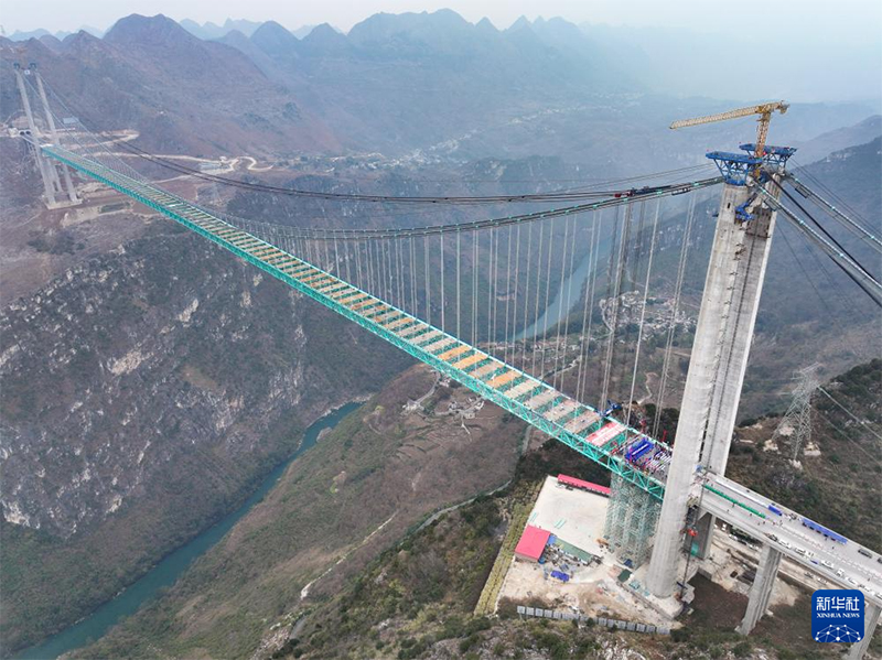 Гуйчжоуда ?лемдег? е? би?к ?лкен к?п?р Хуацзян шат?алы к?п?р? с?тт? жал?анды