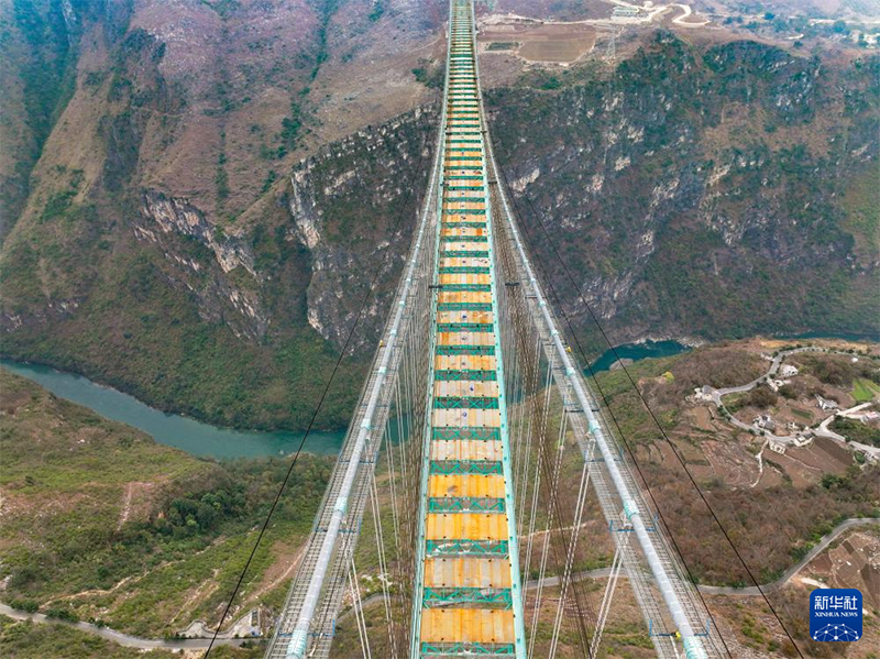 Гуйчжоуда ?лемдег? е? би?к ?лкен к?п?р Хуацзян шат?алы к?п?р? с?тт? жал?анды