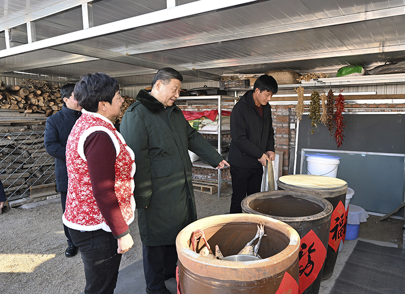 Си Цзиньпин Ляонин ?лкес?н?? Хулудао ?аласында апаттан зардап шеккен халы?тан хал с?рады