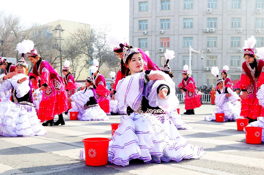 Санжы ?аласында?ы Шамдар фестивал?нде Шэхуо д?ст?рл? ойындары ?тт?