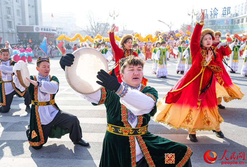 Санжы ?аласында?ы Шамдар фестивал?нде Шэхуо д?ст?рл? ойындары ?тт?