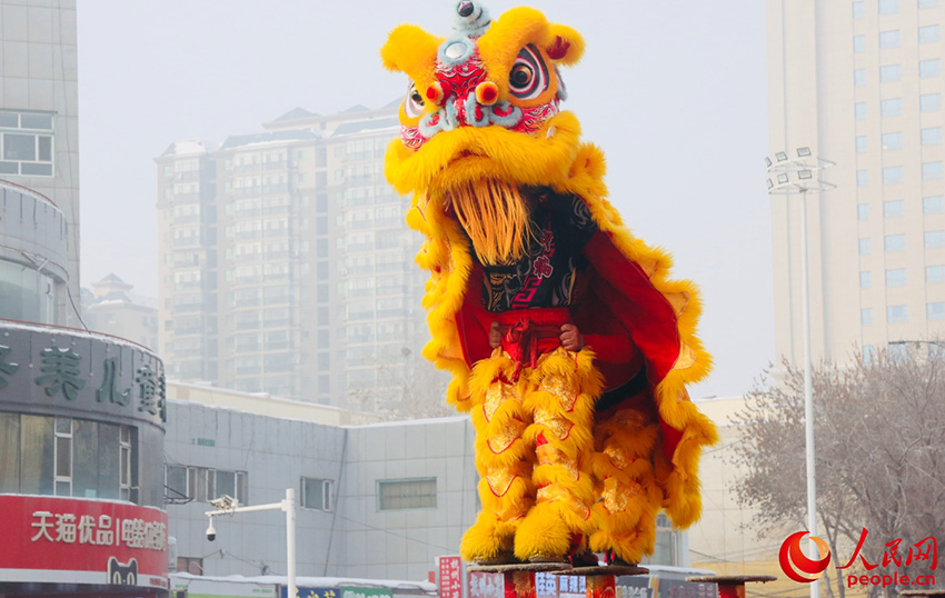 Санжы ?аласында?ы Шамдар фестивал?нде Шэхуо д?ст?рл? ойындары ?тт?