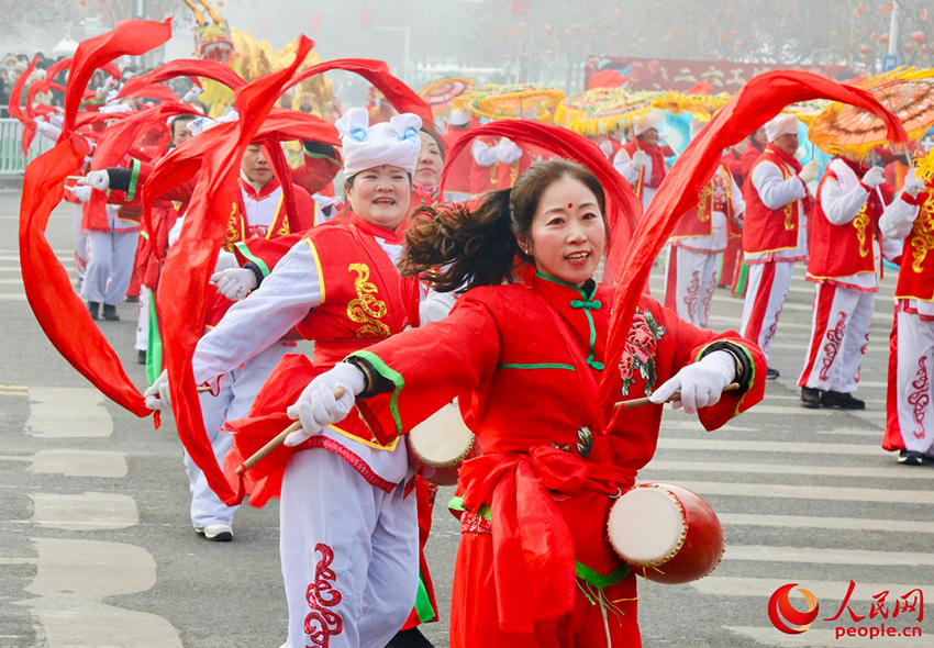 Санжы ?аласында?ы Шамдар фестивал?нде Шэхуо д?ст?рл? ойындары ?тт?