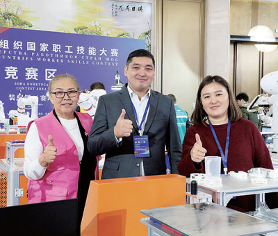 ?ыр?ызстанды? сайыскерлер топты? суретке т?ст?.