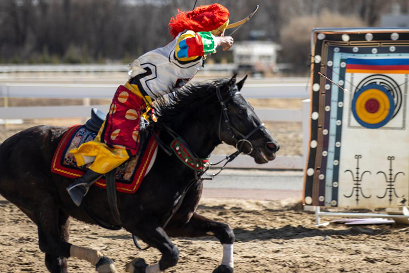 Сицзанны? Лхаса ?аласында д?ст?рл? этникалы? ат ?ст? спорт ойындары ?тт?