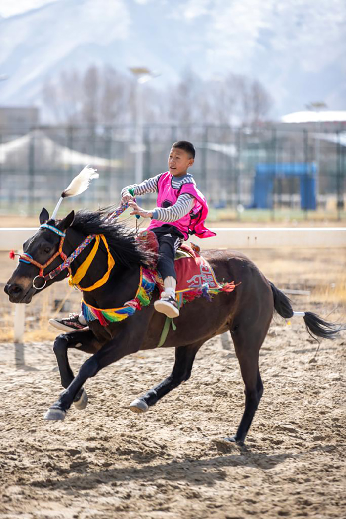 Сицзанны? Лхаса ?аласында д?ст?рл? этникалы? ат ?ст? спорт ойындары ?тт?