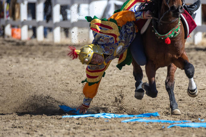 Сицзанны? Лхаса ?аласында д?ст?рл? этникалы? ат ?ст? спорт ойындары ?тт?