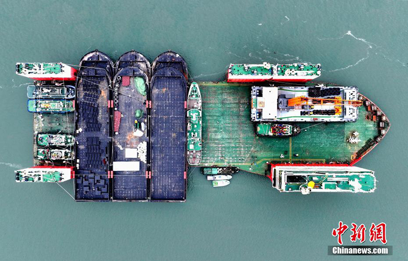 13 кемен? тиеген ?Хуажуйлон? жартылай су асты кемес? Африка?а жол тартты