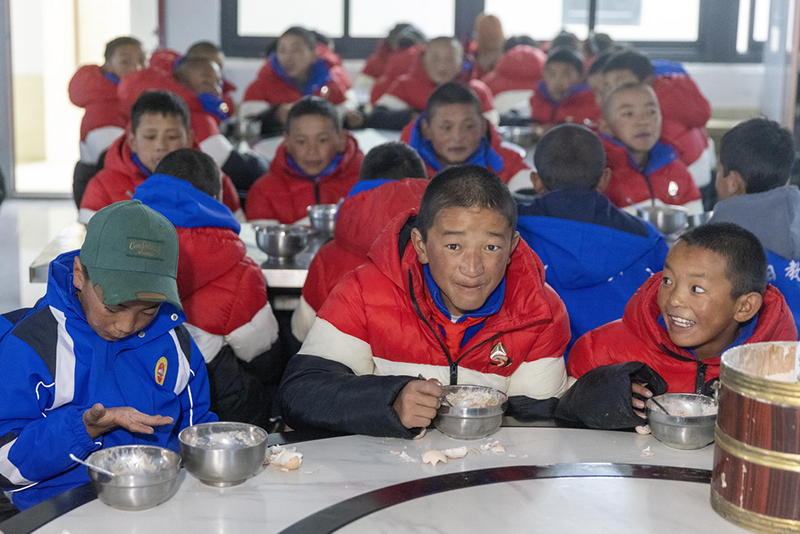 Сицзанда?ы жер с?лк?н?с?нен зардап шеккен аудандарда?ы балалар уа?ытында мектепке оралды