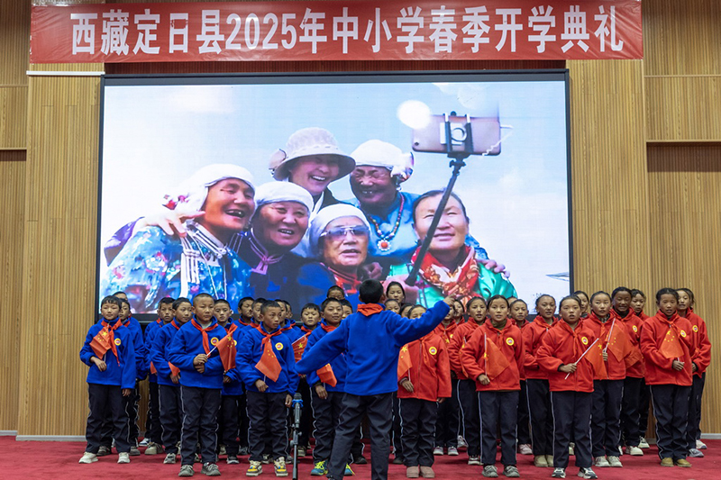 Сицзанда?ы жер с?лк?н?с?нен зардап шеккен аудандарда?ы балалар уа?ытында мектепке оралды