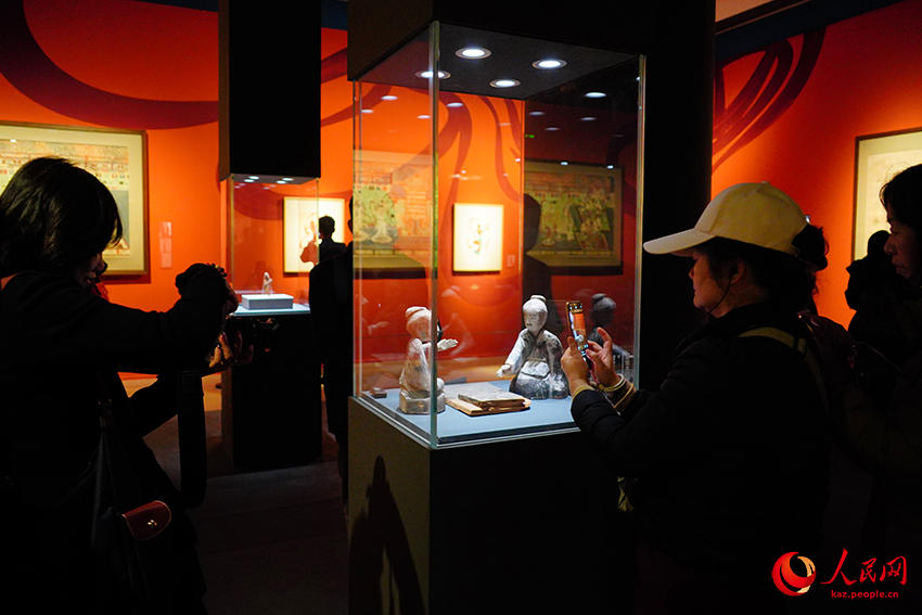 ?ытайды? ?лтты? ?нер м?ражайында ?Ганьсу ж?бек жолы ?нер?н?? ?азыналары? к?рмес? ашылды