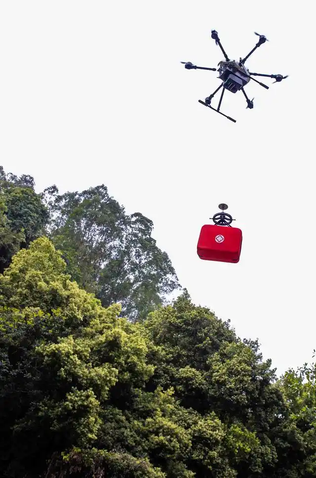 Шэньчжэнь ?бес минутты? ??т?ару ше?бер?н? ?зарту ?ш?н AED жабды?тарымен жабды?тал?ан дронды ?ске ?осты