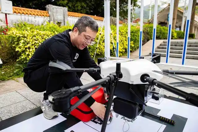 Шэньчжэнь ?бес минутты? ??т?ару ше?бер?н? ?зарту ?ш?н AED жабды?тарымен жабды?тал?ан дронды ?ске ?осты