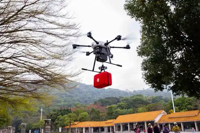 Шэньчжэнь ?бес минутты? ??т?ару ше?бер?н? ?зарту ?ш?н AED жабды?тарымен жабды?тал?ан дронды ?ске ?осты