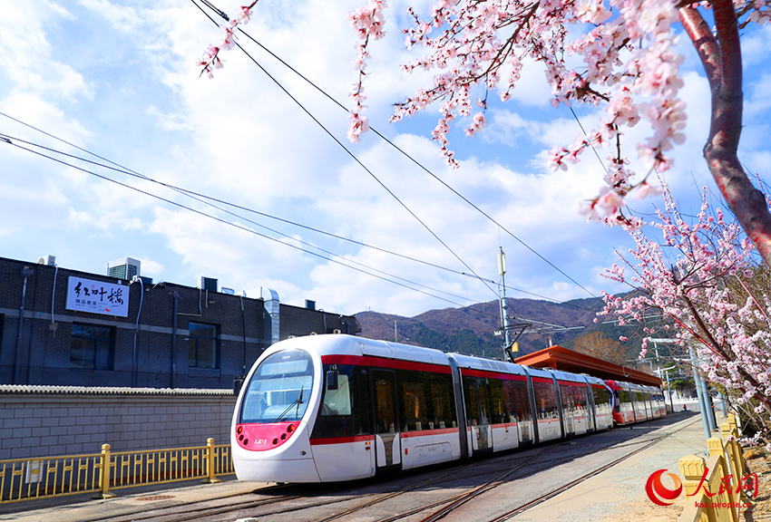 Бейж??: К?ктемге бет ал?ан трамвай