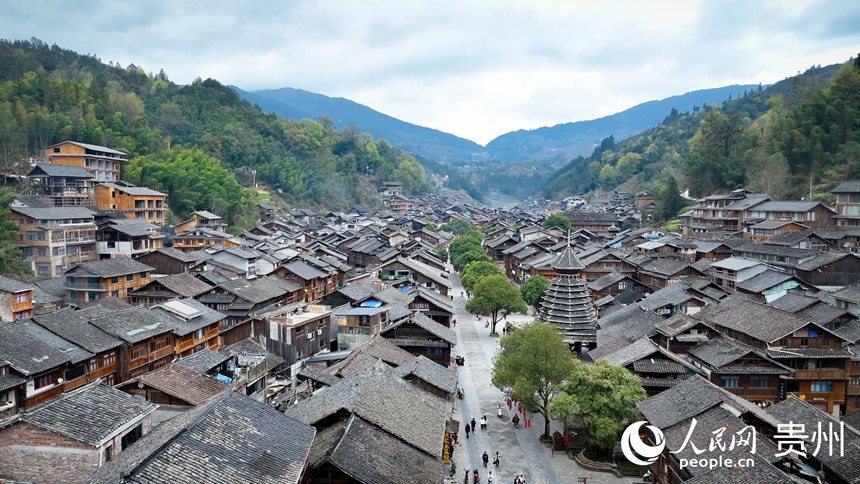 Чжаосин Дун ауылы, Липин, Гуйчжоу: к?ктем ??ша?ында?ы этникалы? ауыл к?р?н?с?