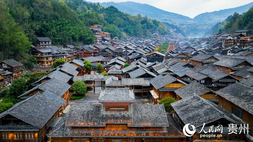 Чжаосин Дун ауылы, Липин, Гуйчжоу: к?ктем ??ша?ында?ы этникалы? ауыл к?р?н?с?