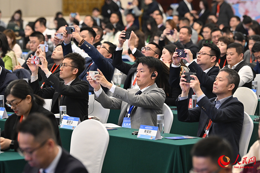 Уханьда ?Экспоны Хубэйге енг?зу? та?ырыбында насихаттау ?с-шарасы ?тт?