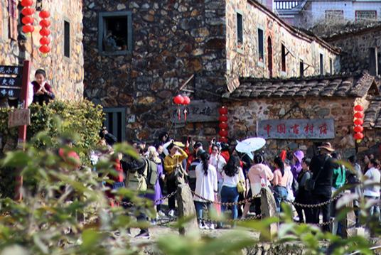 Фуцзяньны? Цюаньганында?ы ежелг? ауыл к?ктем г?л?не оранды