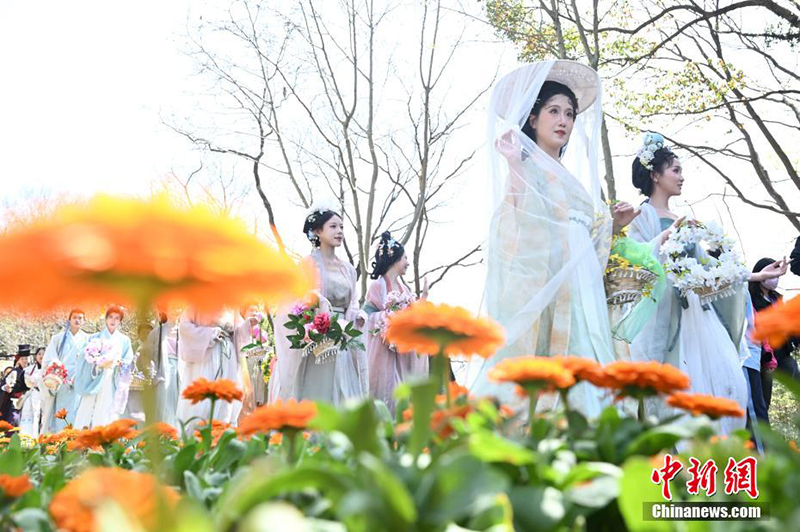 Ханчжоуда г?лдер мерекес? ?тт?