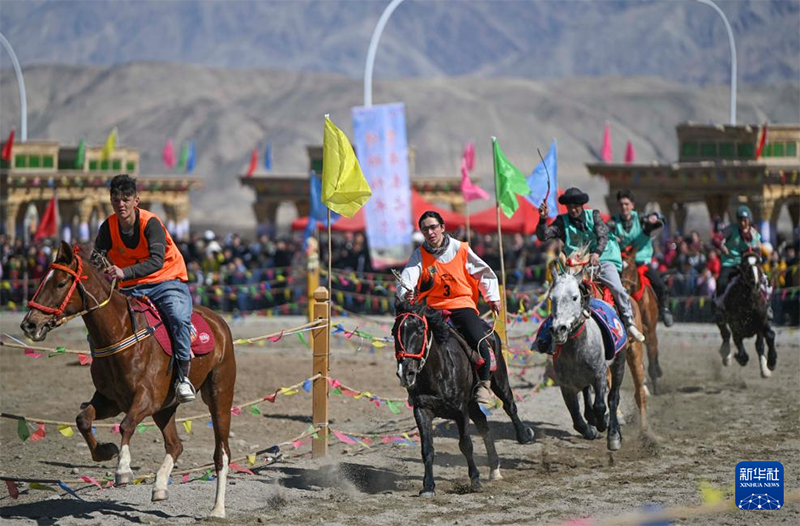 Памир ?ст?рт?ндег? арман аренасында ба? сына?ан ал?аш?ы ?йел шабандоз