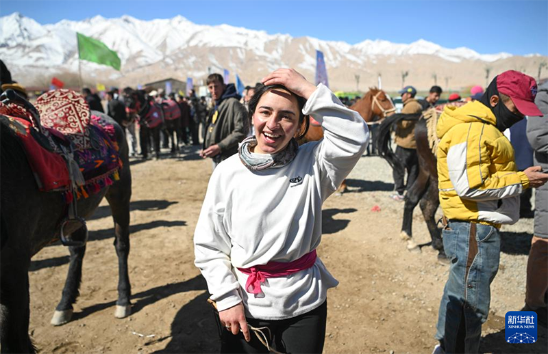 Памир ?ст?рт?ндег? арман аренасында ба? сына?ан ал?аш?ы ?йел шабандоз