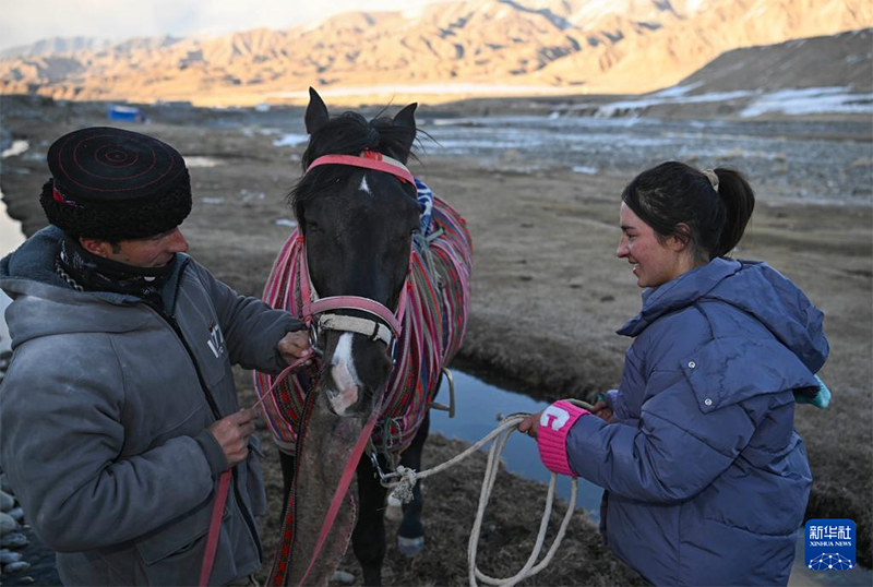 Памир ?ст?рт?ндег? арман аренасында ба? сына?ан ал?аш?ы ?йел шабандоз