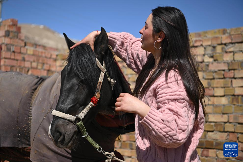 Памир ?ст?рт?ндег? арман аренасында ба? сына?ан ал?аш?ы ?йел шабандоз