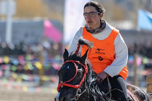 Памир ?ст?рт?ндег? арман аренасында ба? сына?ан ал?аш?ы ?йел шабандоз