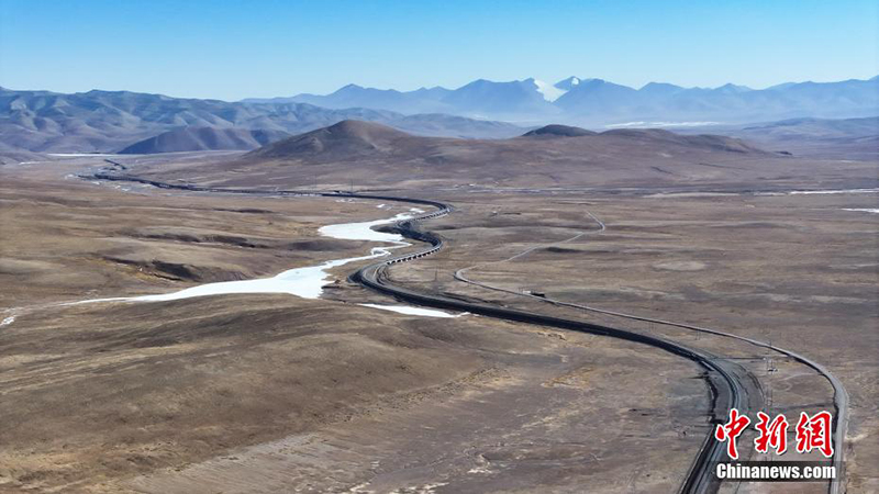 Туристер ?лемдег? е? би?к таулы тем?ржол вокзалын тамашалады