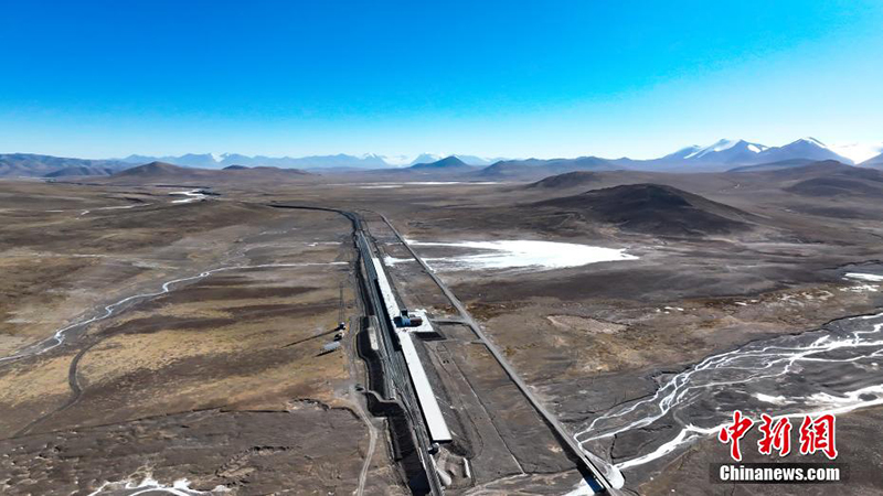 Туристер ?лемдег? е? би?к таулы тем?ржол вокзалын тамашалады