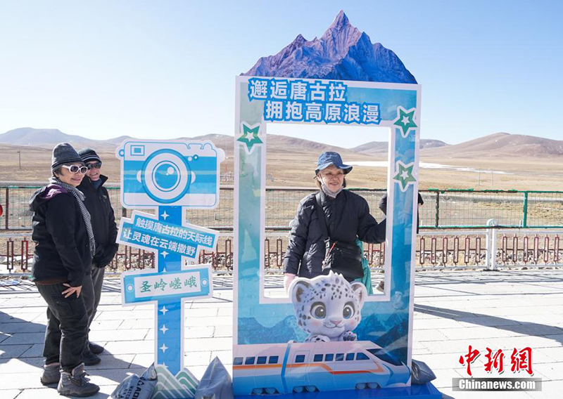 Туристер ?лемдег? е? би?к таулы тем?ржол вокзалын тамашалады