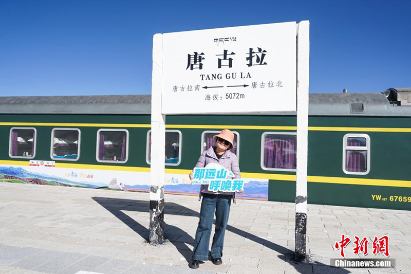 Туристер ?лемдег? е? би?к таулы тем?ржол вокзалын тамашалады