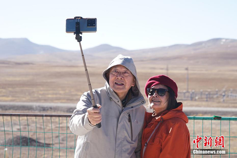 Туристер ?лемдег? е? би?к таулы тем?ржол вокзалын тамашалады